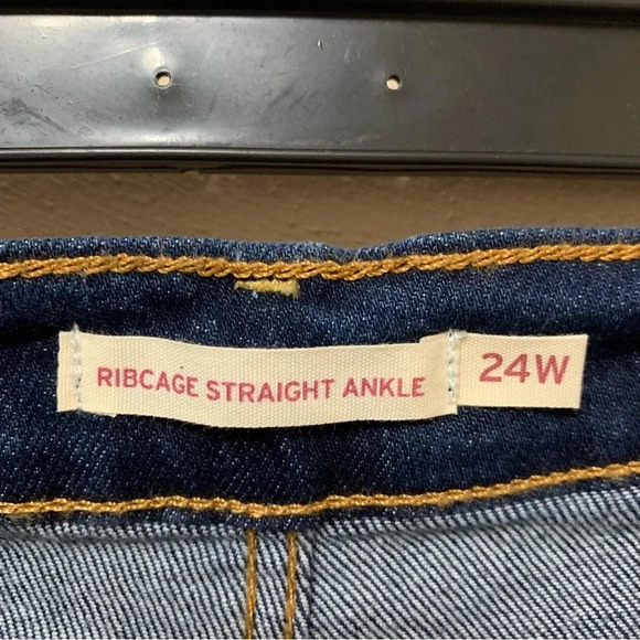 Levi’s Ribcage Straight Ankle Jeans - Picture 9 of 12